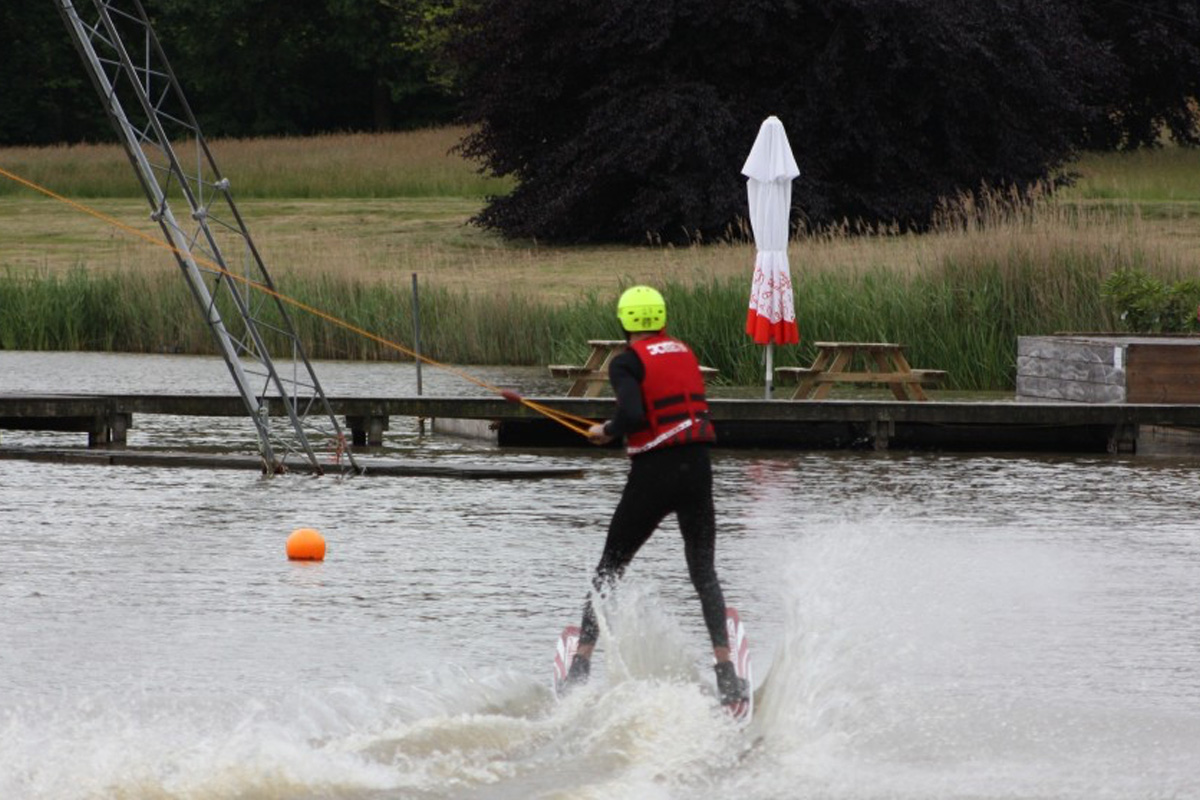 1 uur waterskiën + patat met saus bij Watersportcentre Veendam