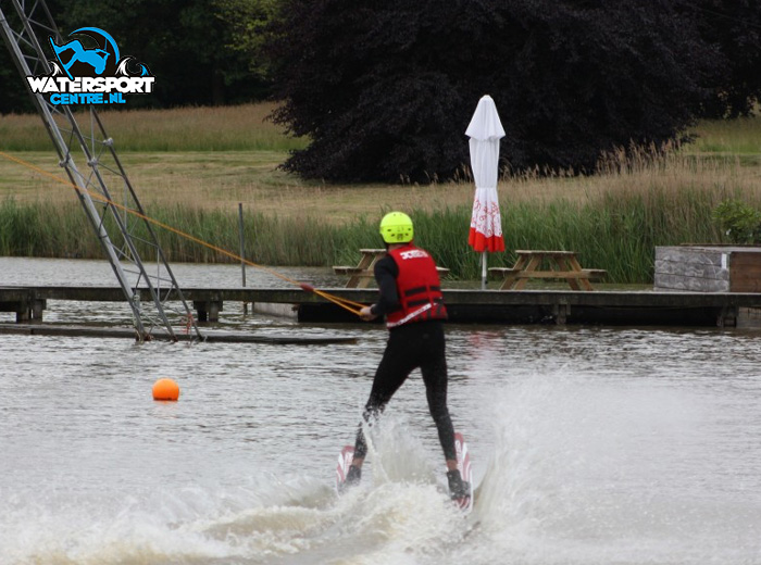 1 uur waterskiën + patat met saus bij Watersportcentre Veendam