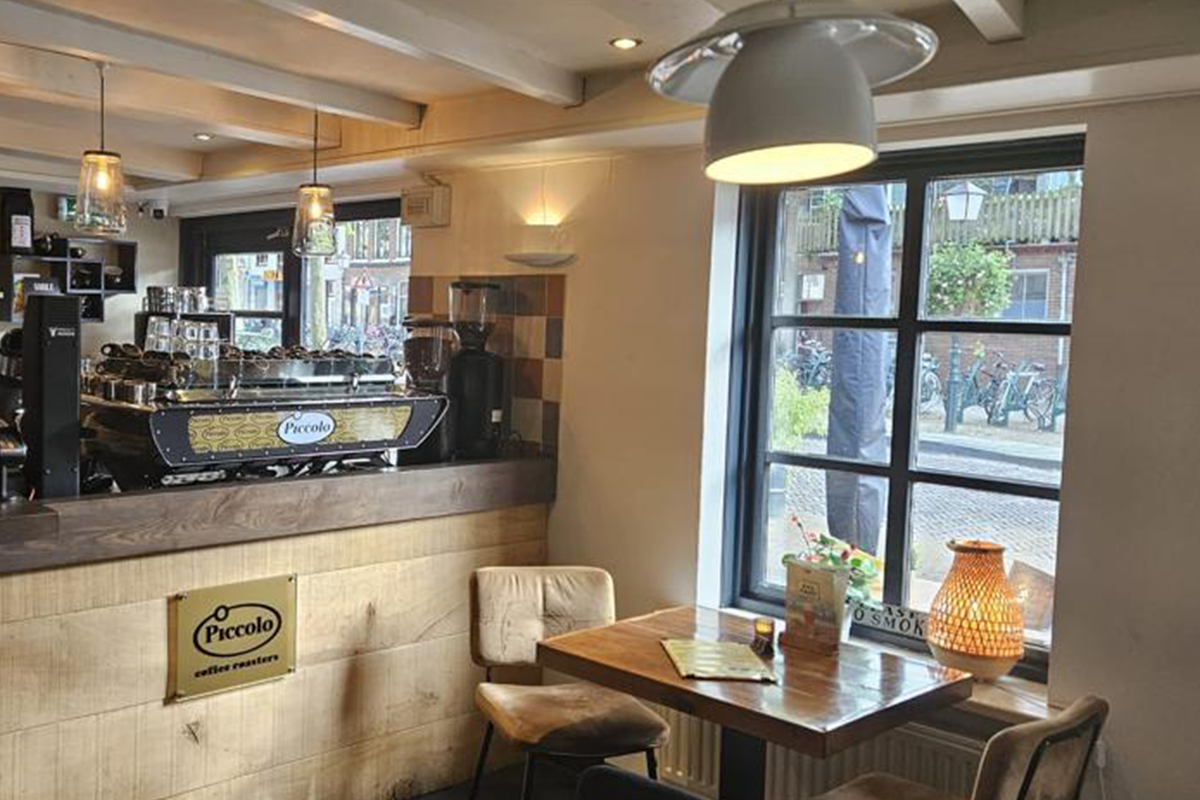 2 cocktails naar keuze + bittergarnituur bij Mr. Brown