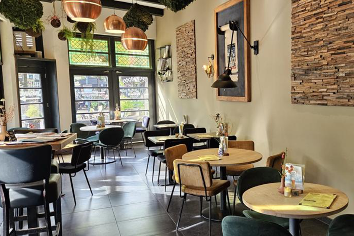 2 cocktails naar keuze + bittergarnituur bij Mr. Brown