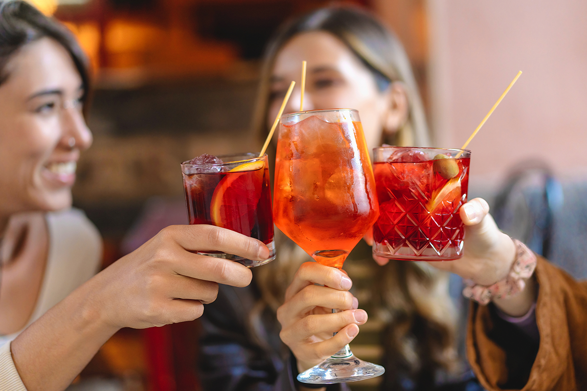 2 cocktails naar keuze + bites bij Mr. Brown