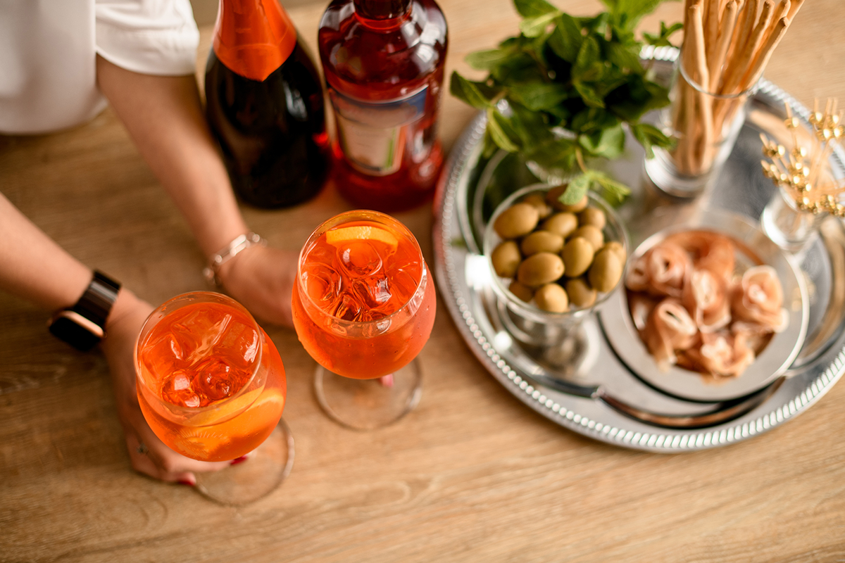 2 cocktails naar keuze + bites bij Mr. Brown