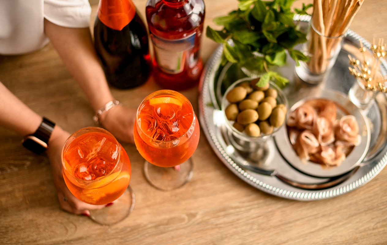 2 cocktails naar keuze + bites bij Mr. Brown