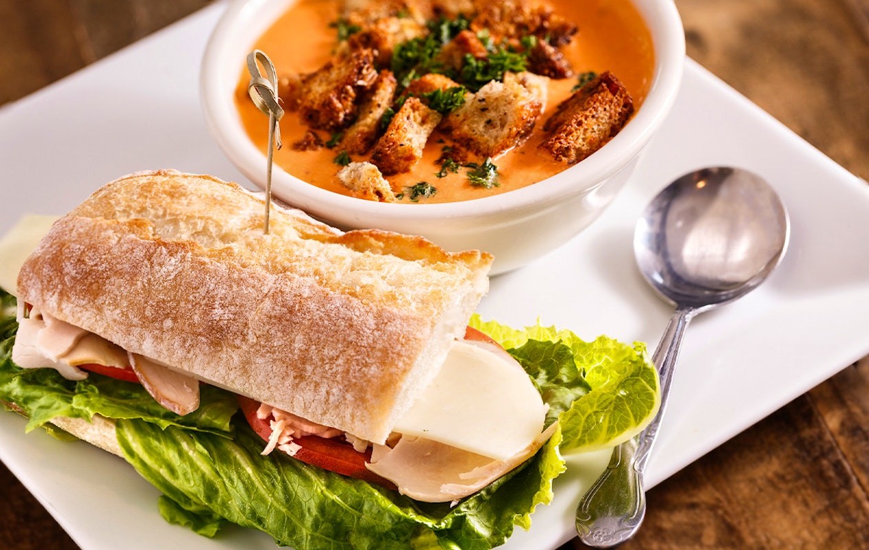 2-gangen lunch + warm drankje met lekkernij bij Grand Café De Boei