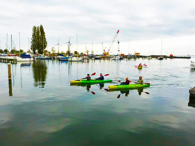 Kanoën door de wateren van het EuroParcs Resort Poort van Amsterdam