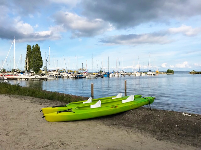 Kanoën door de wateren van het EuroParcs Resort Poort van Amsterdam