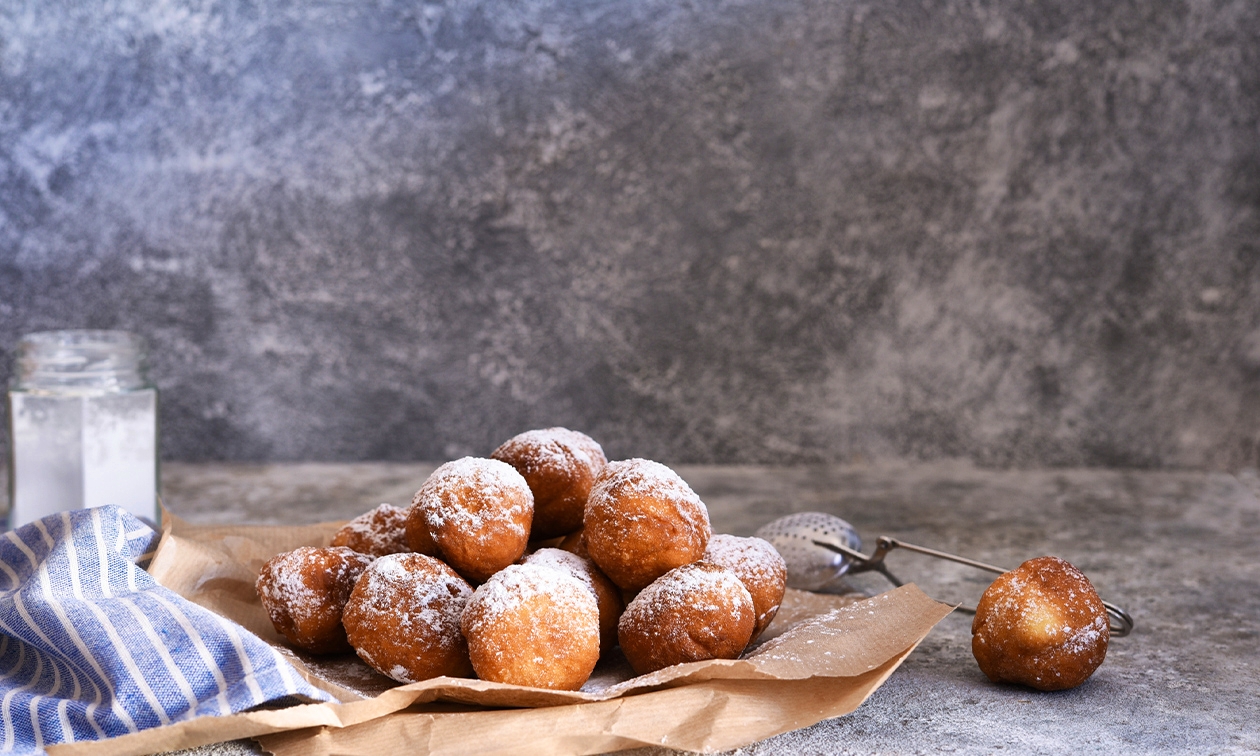 20 olie-, kwark- en/of krentenbollen van Molen de Krijgsman