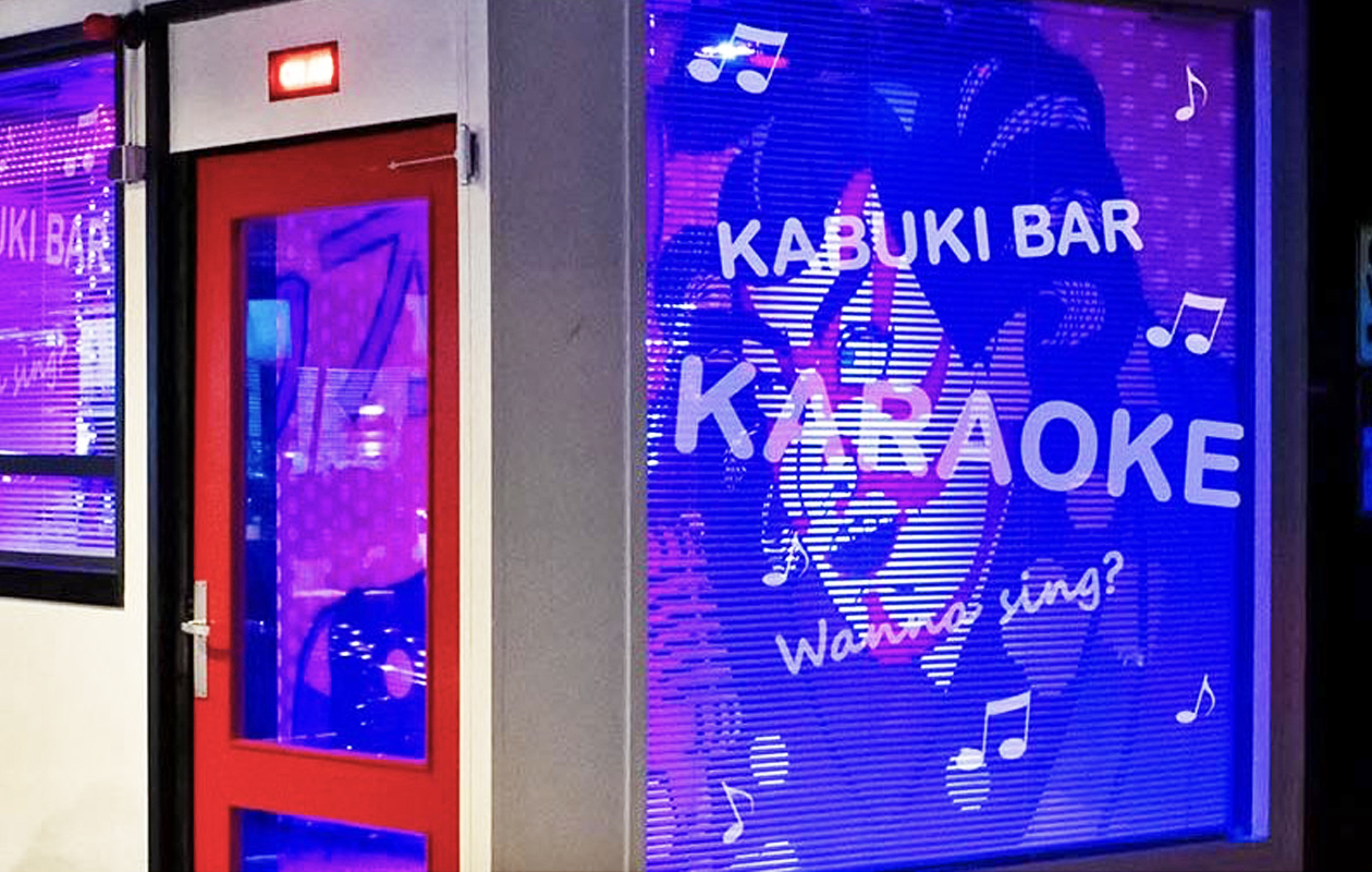 Zing uit volle borst mee in de karaokebar bij Race Planet in Amsterdam