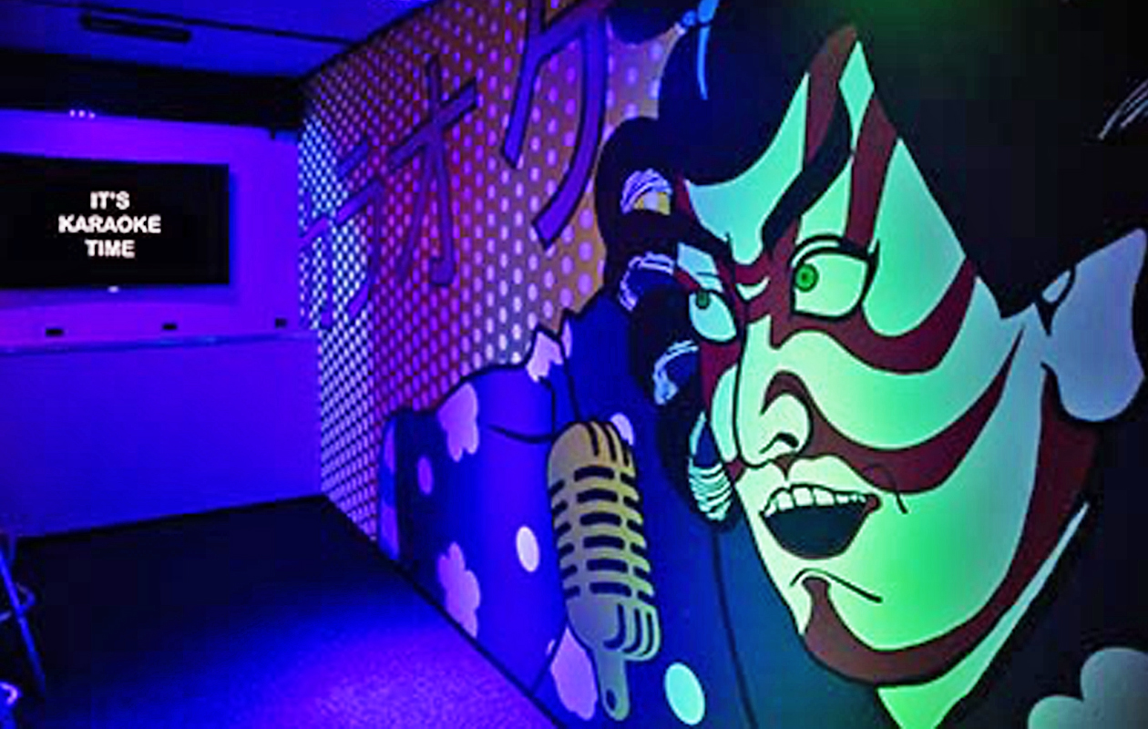 Zing uit volle borst mee in de karaokebar bij Race Planet in Amsterdam