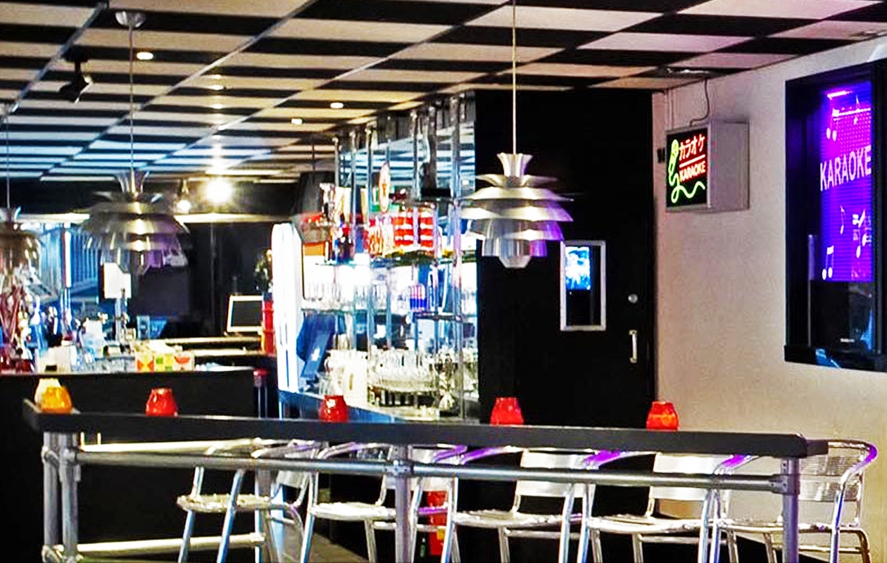 Zing uit volle borst mee in de karaokebar bij Race Planet in Amsterdam