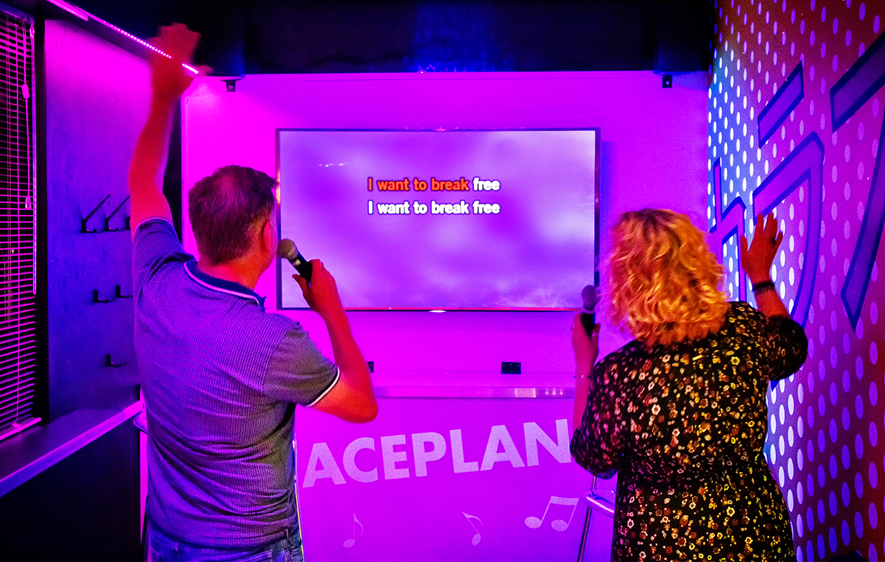 Zing uit volle borst mee in de karaokebar bij Race Planet in Amsterdam