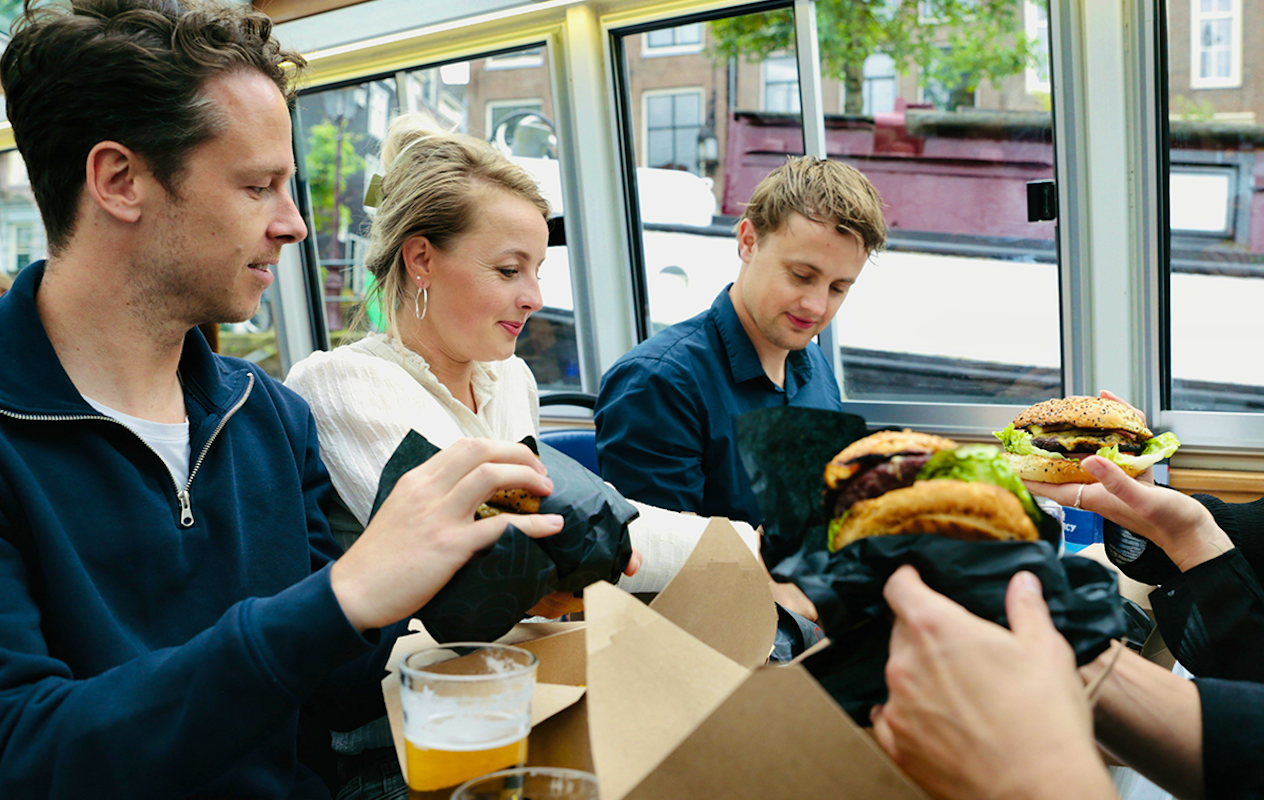 Rondvaart door Amsterdam met een hamburgerdiner