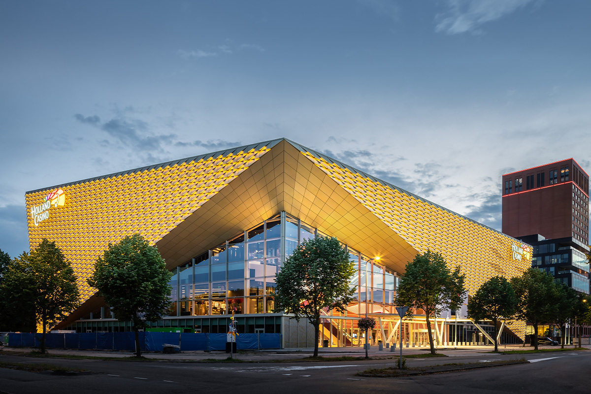 Entree + hapje + drankje + €20 speeltegoed bij Holland Casino (2 personen)