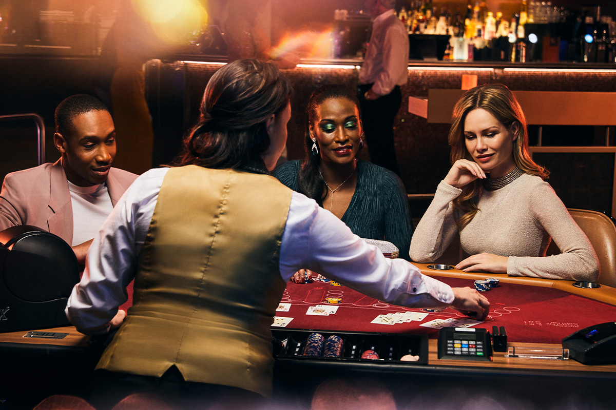 Entree + hapje + drankje + €20 speeltegoed bij Holland Casino (2 personen)