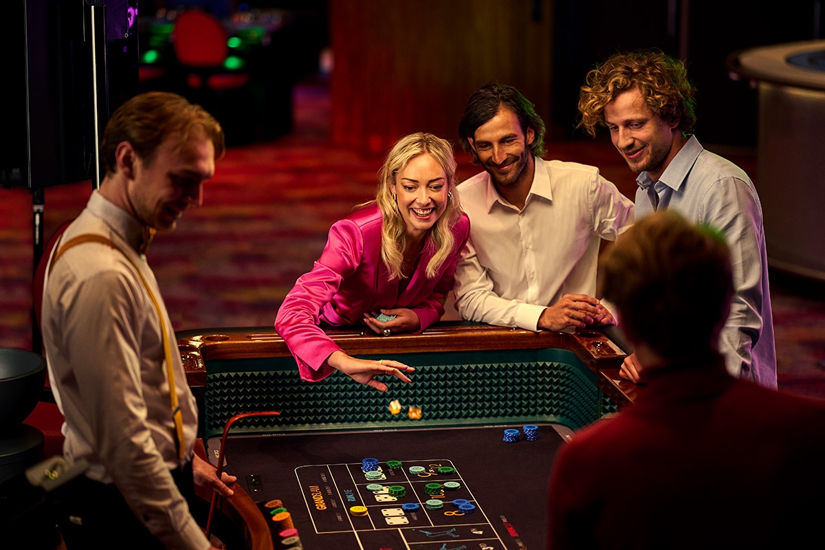 Entree + hapje + drankje + €20 speeltegoed bij Holland Casino (2 personen)