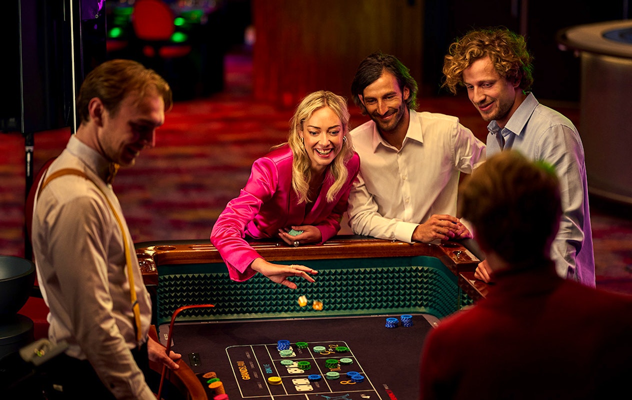 Entree + hapje + drankje + €20 speeltegoed bij Holland Casino (2 personen)