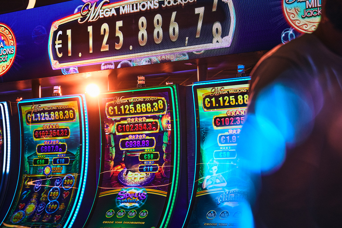 Entree + hapje + drankje + €20 speeltegoed bij Holland Casino (2 personen)