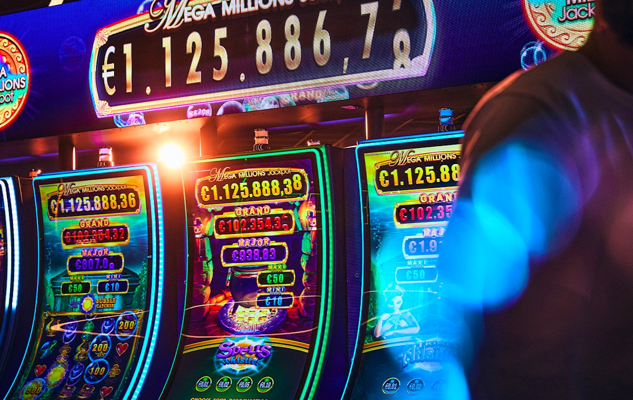 Entree + hapje + drankje + €20 speeltegoed bij Holland Casino (2 personen)