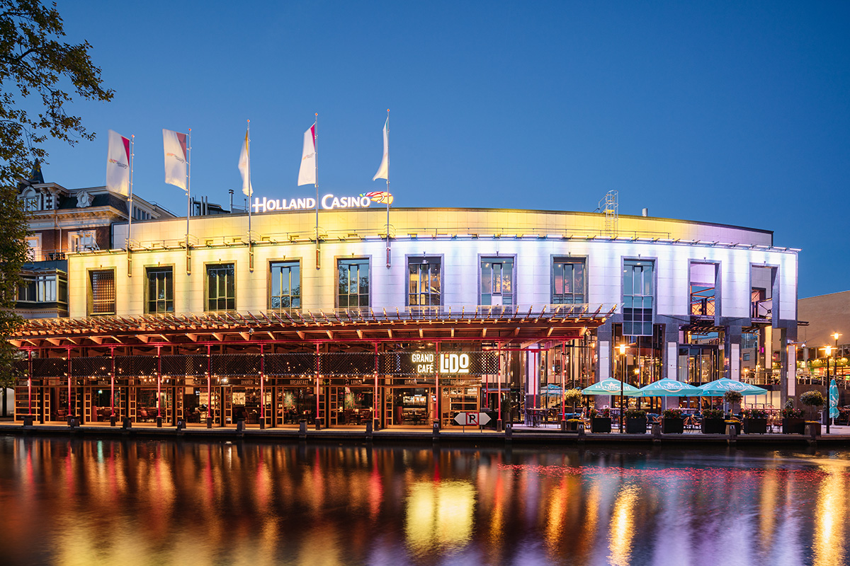 Entree + hapje + drankje + €20 speeltegoed bij Holland Casino (2 personen)
