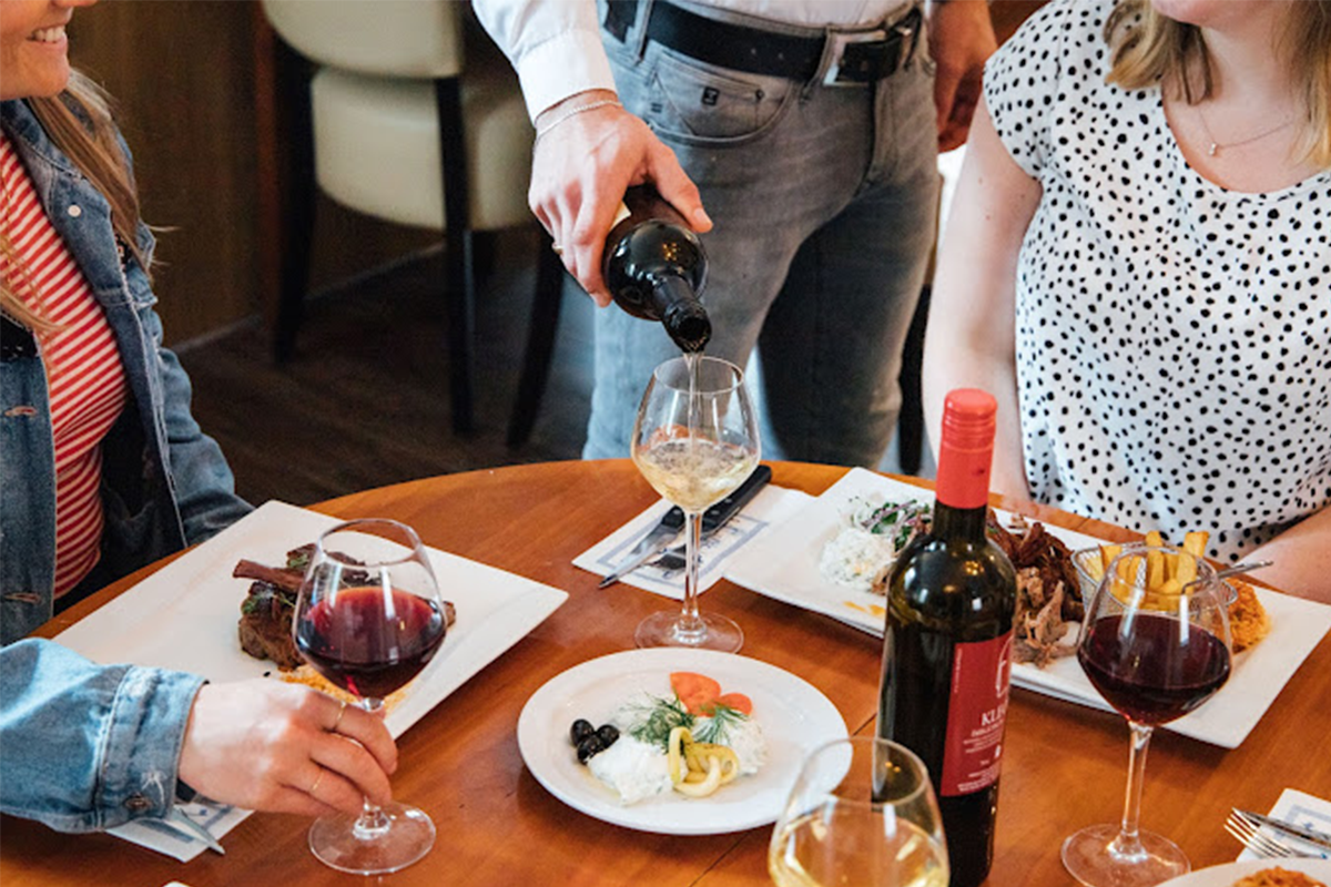 All you can eat Griekse tapas + broodmand bij Restaurant Mykonos