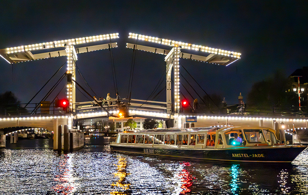 Rondvaart Amsterdam Light Festival + evt. snackbox (90 min)