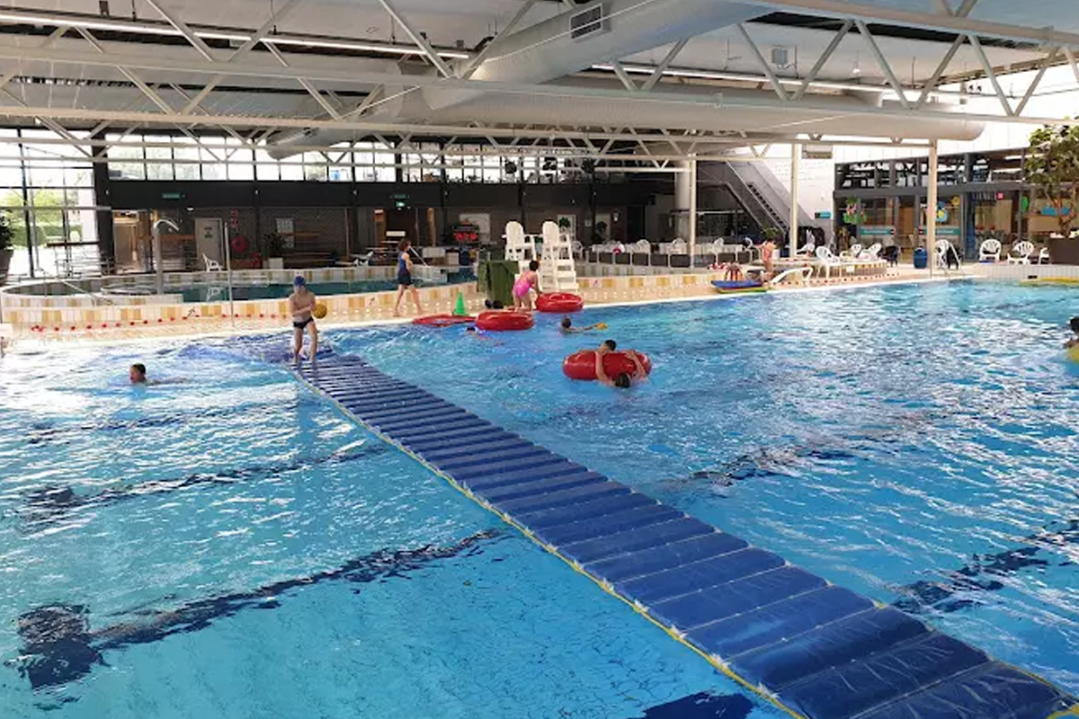 Aquaboarden bij Zwembad de Zijl