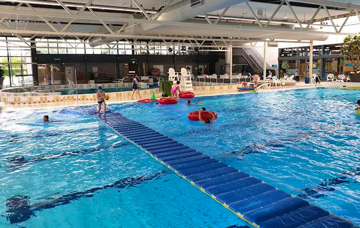 Aquaboarden bij Zwembad de Zijl