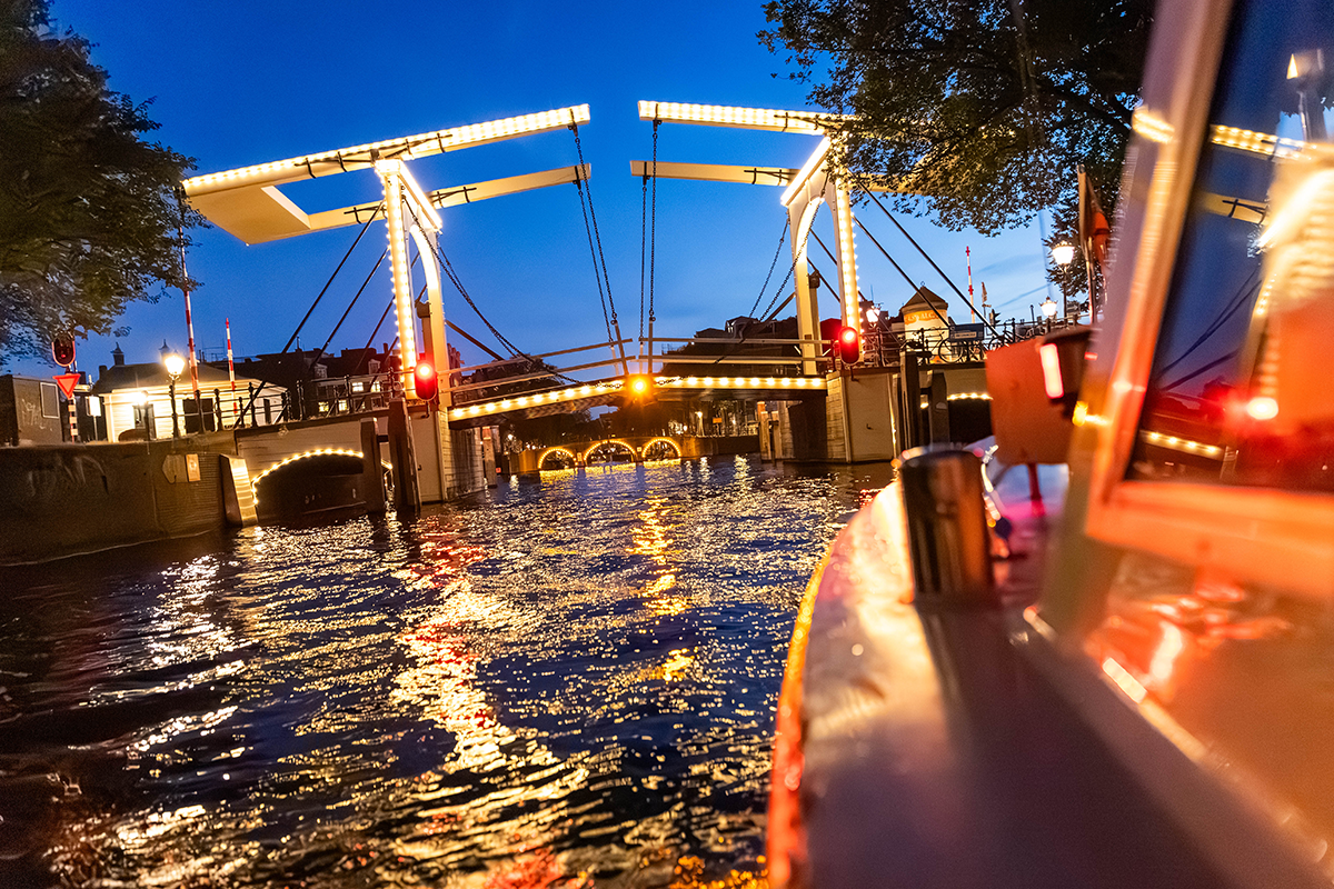 Avond rondvaart Amsterdam (90 min) + evt. snackbox + frisdrank