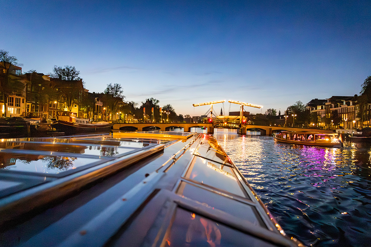 Avond rondvaart Amsterdam (90 min) + evt. snackbox + frisdrank
