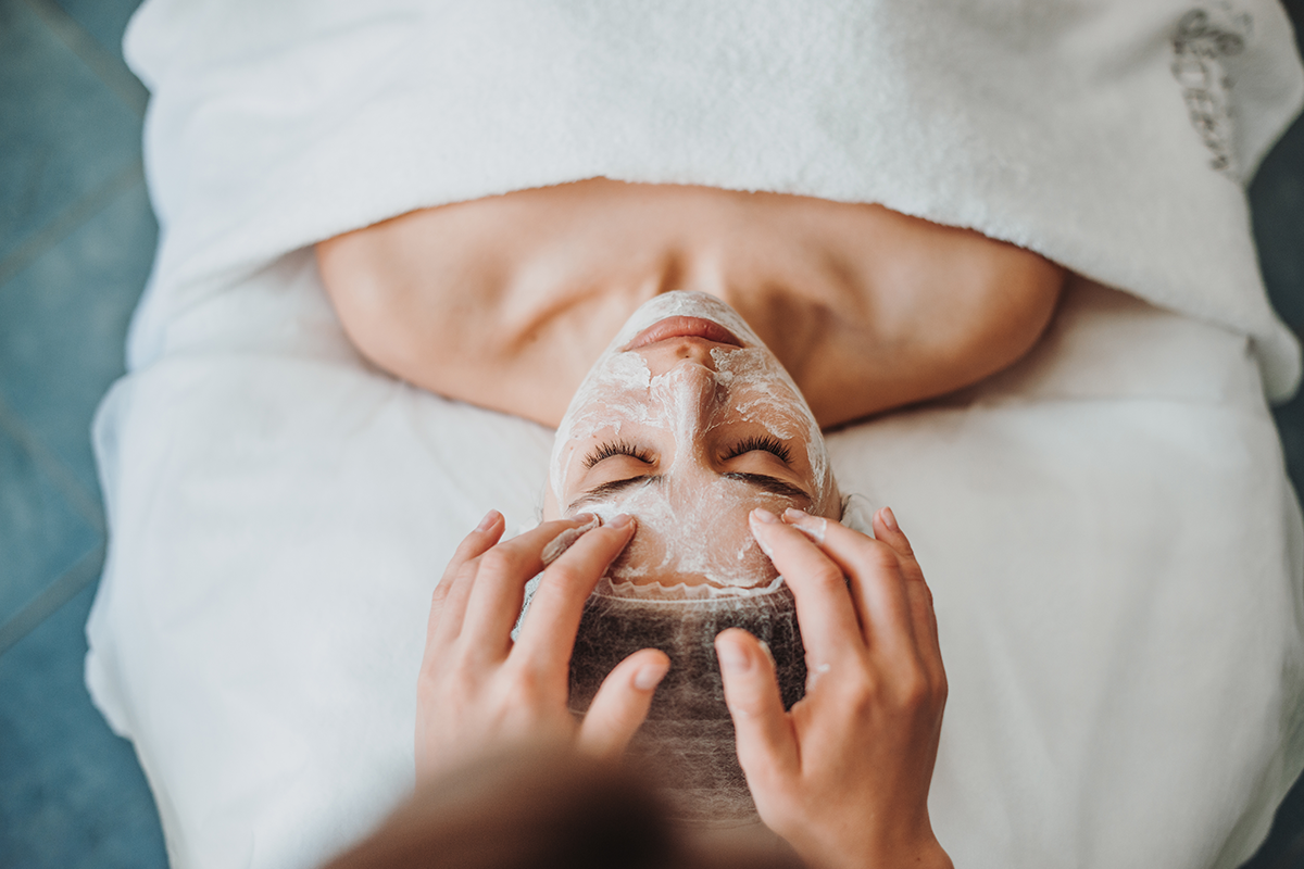 Biolift gezichtsbehandeling + voetreflex bij MunayQi (75 min)