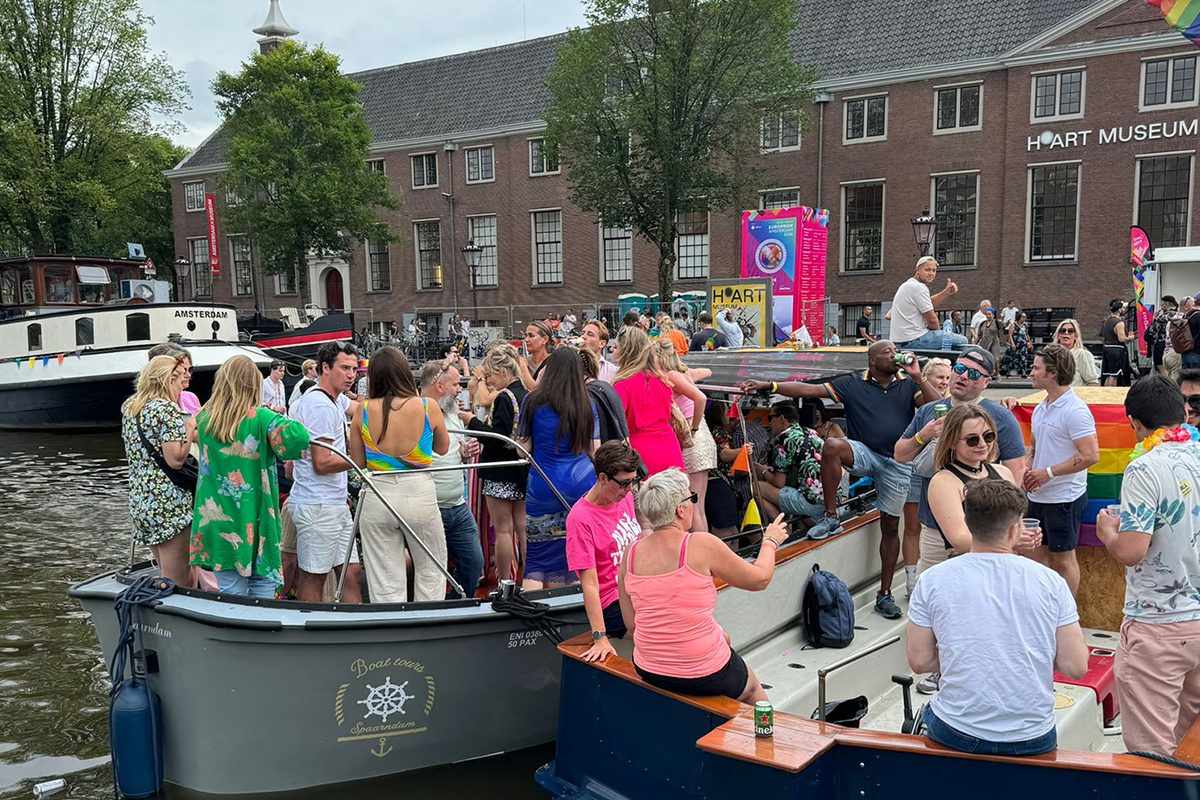 Bootplek aan de Amstel tijdens Pride Amsterdam 2025