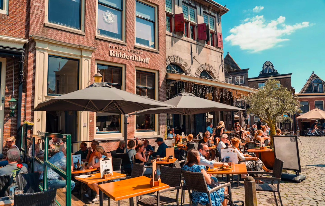 Koffie of thee + gebak naar keuze bij Ridderikhoff