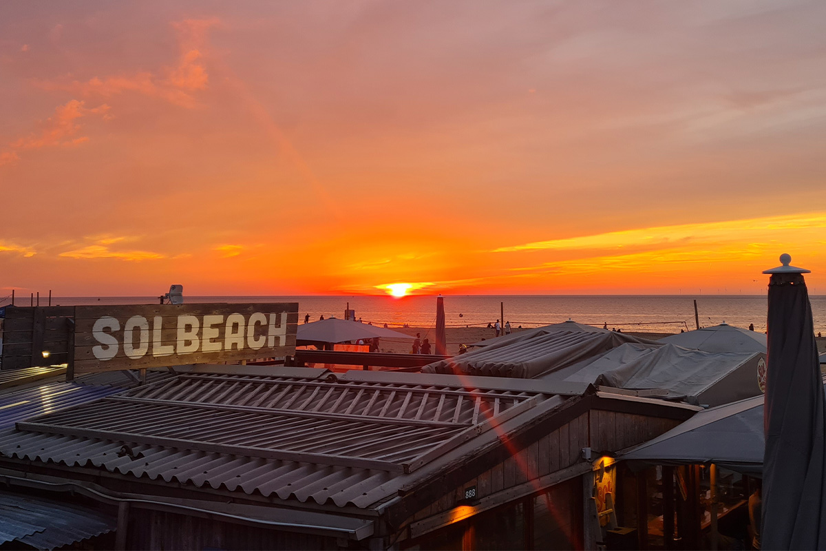 Borrelplank naar keuze bij Beachclub Solbeach in Scheveningen