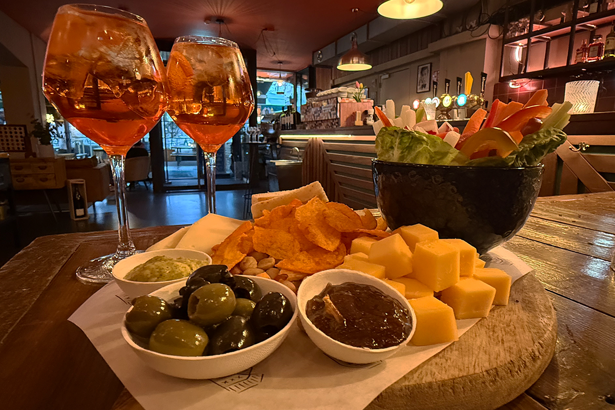 Luxe borrelplateau + drankje bij House of Watt