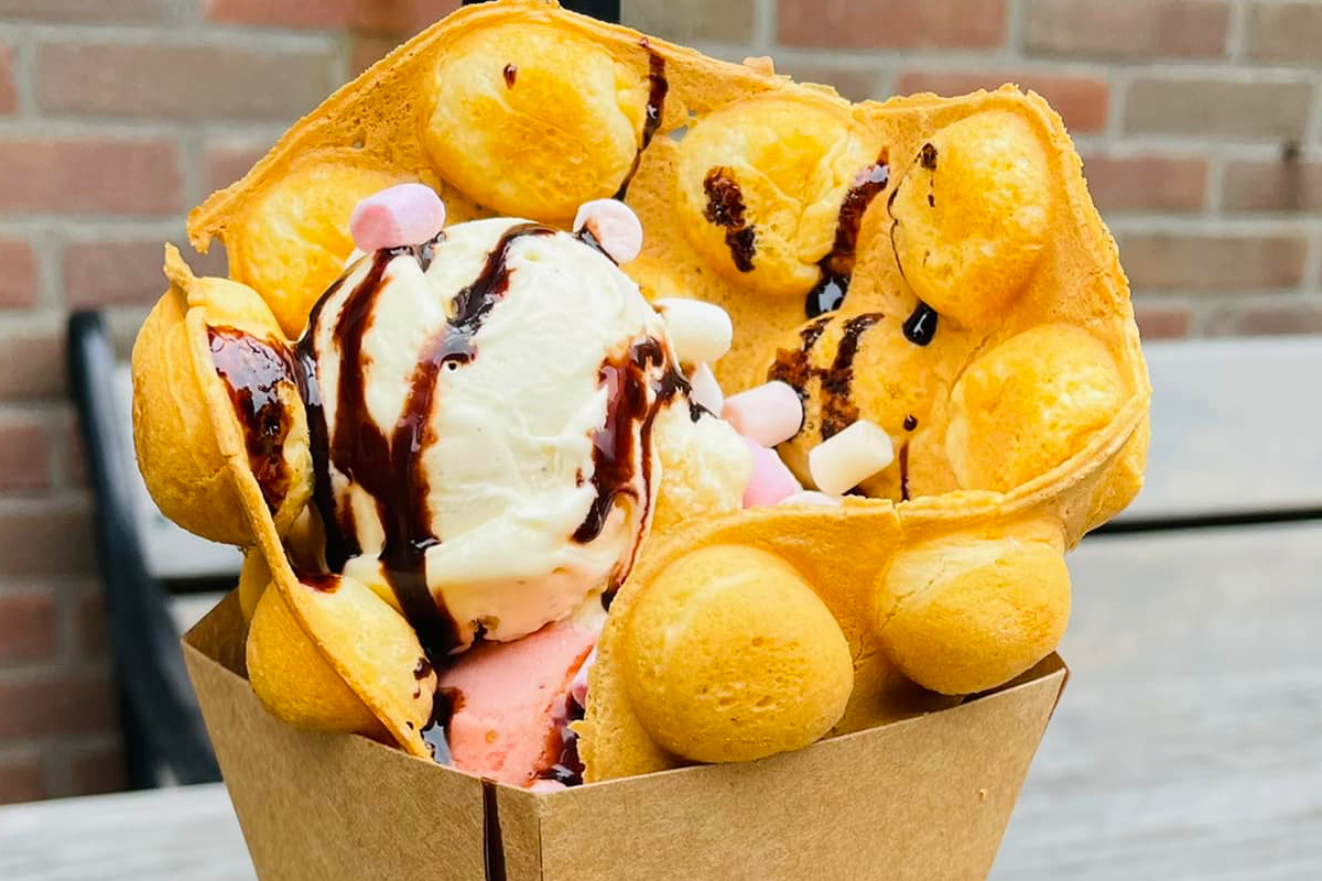 Bubble waffle + 2 bollen ijs en topping 