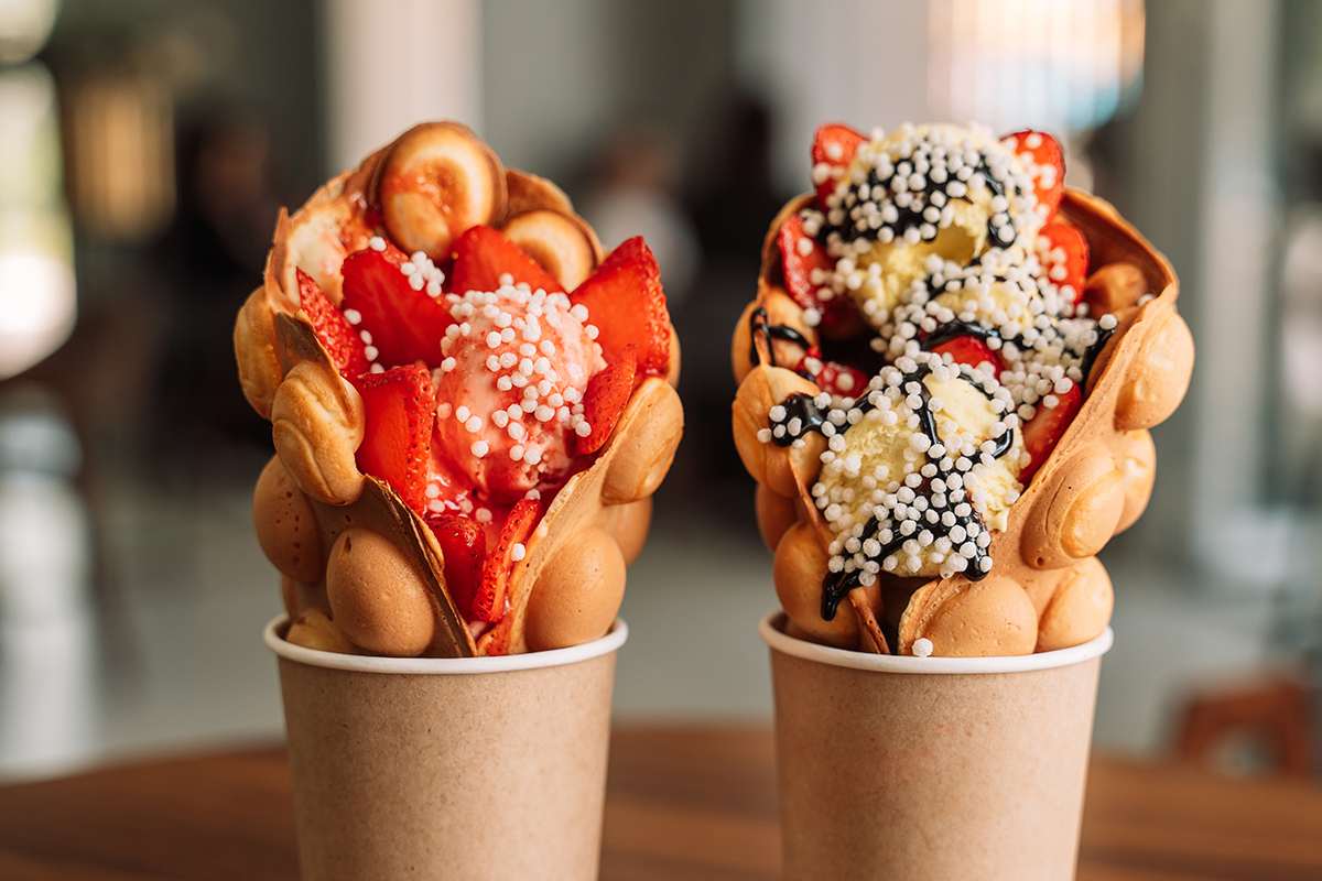 Bubble waffle + 2 bollen ijs en topping 