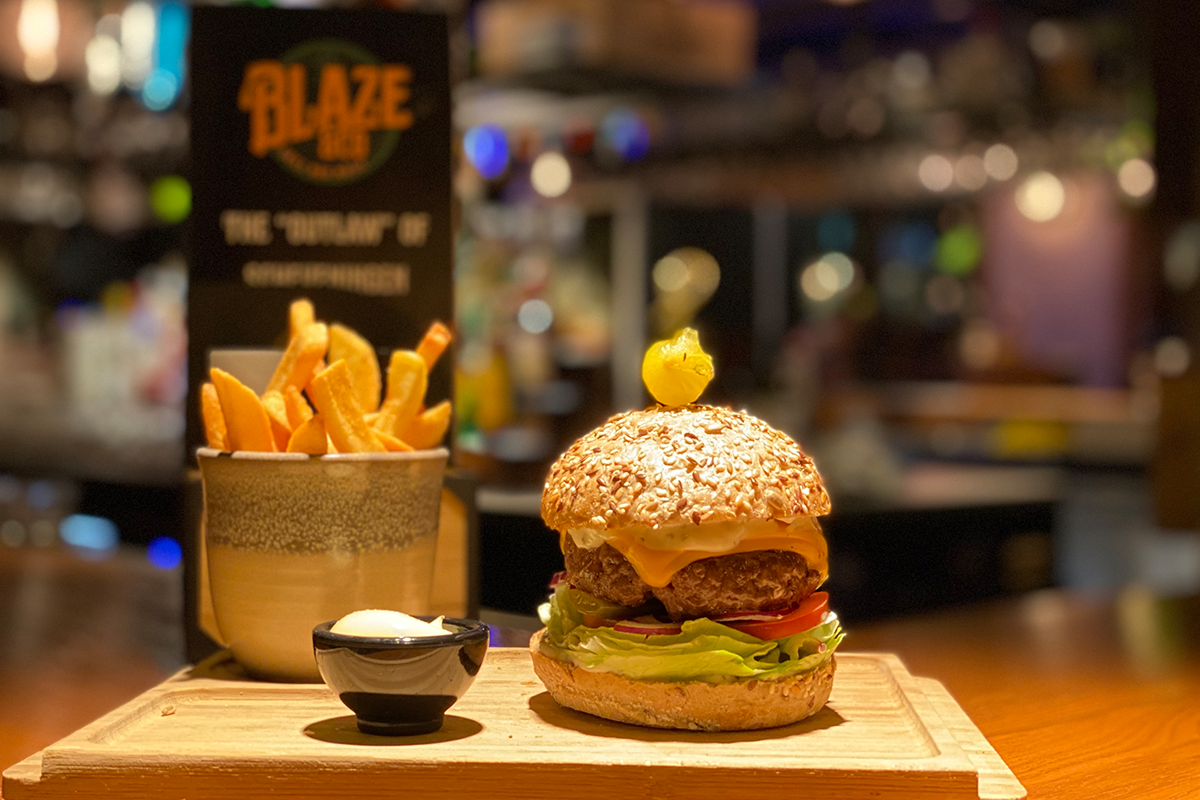 Geniet van een Burgermenu + Dessert bij Blaze&Co