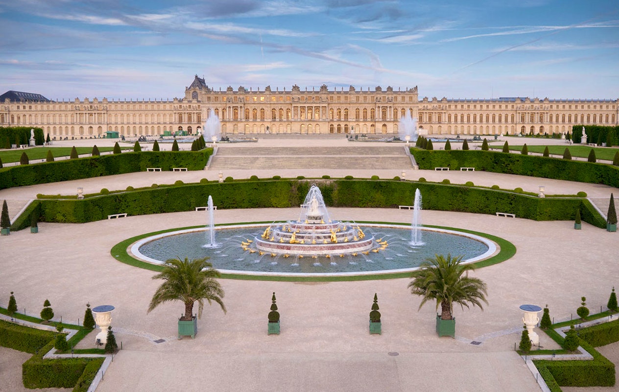 Bewonder 17e eeuwse kunst bij Château de Versailles nabij Parijs