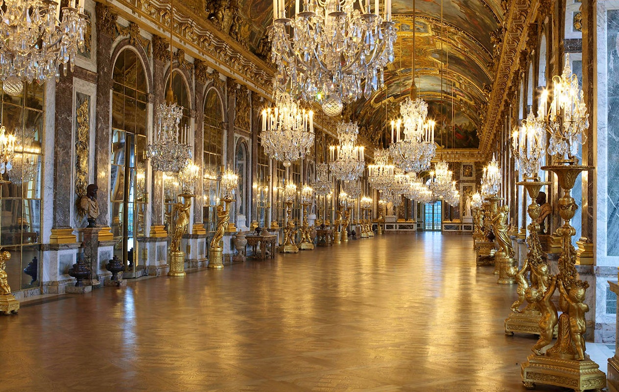 Bewonder 17e eeuwse kunst bij Château de Versailles nabij Parijs