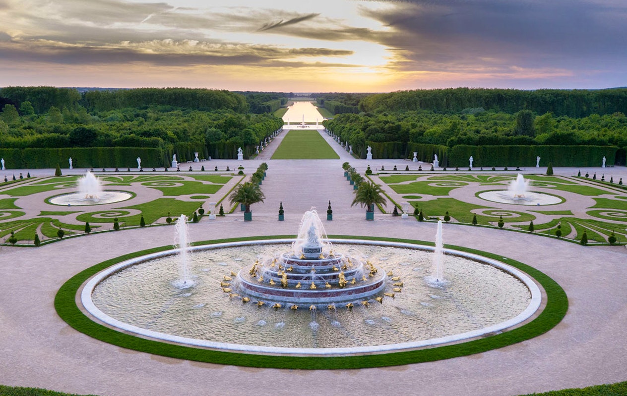 Bewonder 17e eeuwse kunst bij Château de Versailles nabij Parijs