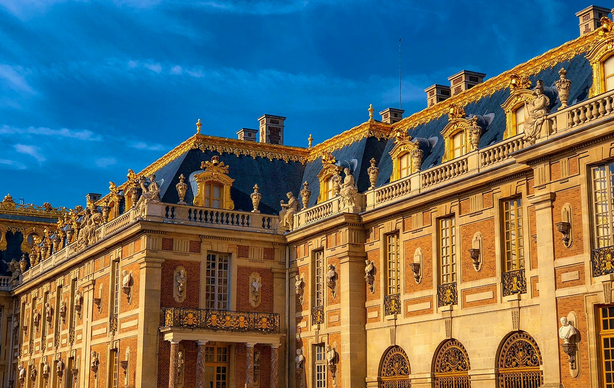 Bewonder 17e eeuwse kunst bij Château de Versailles nabij Parijs