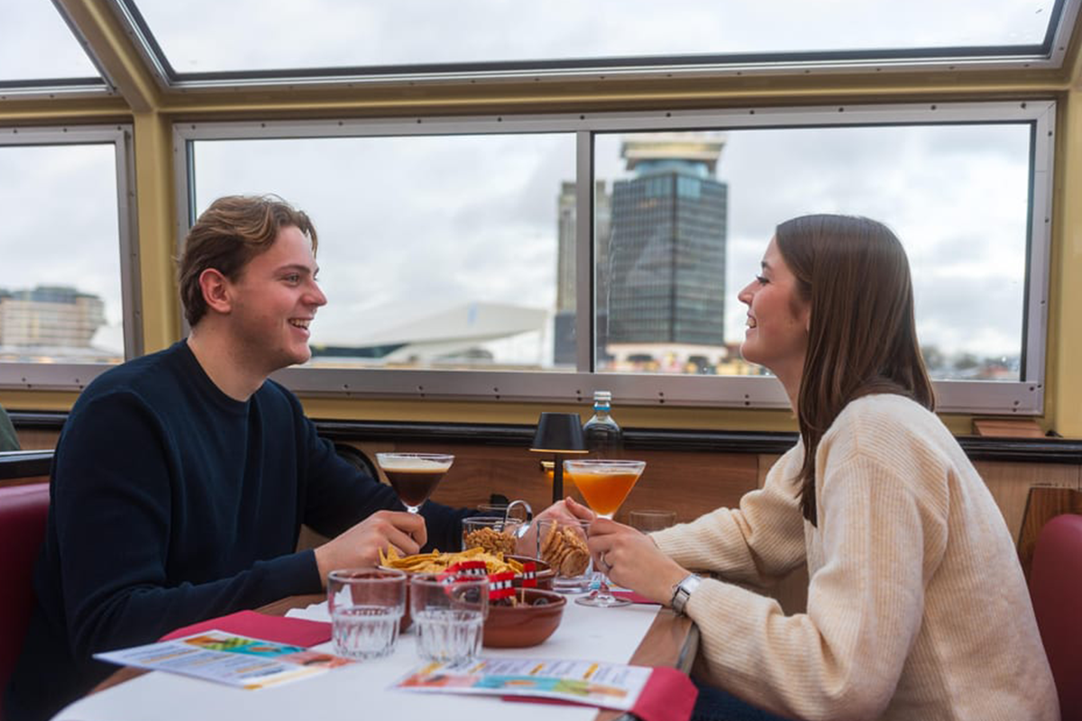 Cocktailcruise door de Amsterdamse grachten (75 min)