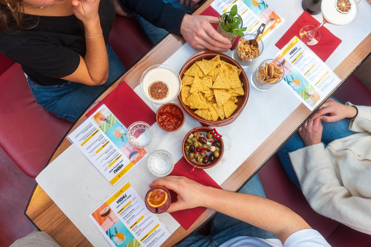 Cocktailcruise door de Amsterdamse grachten (75 min)