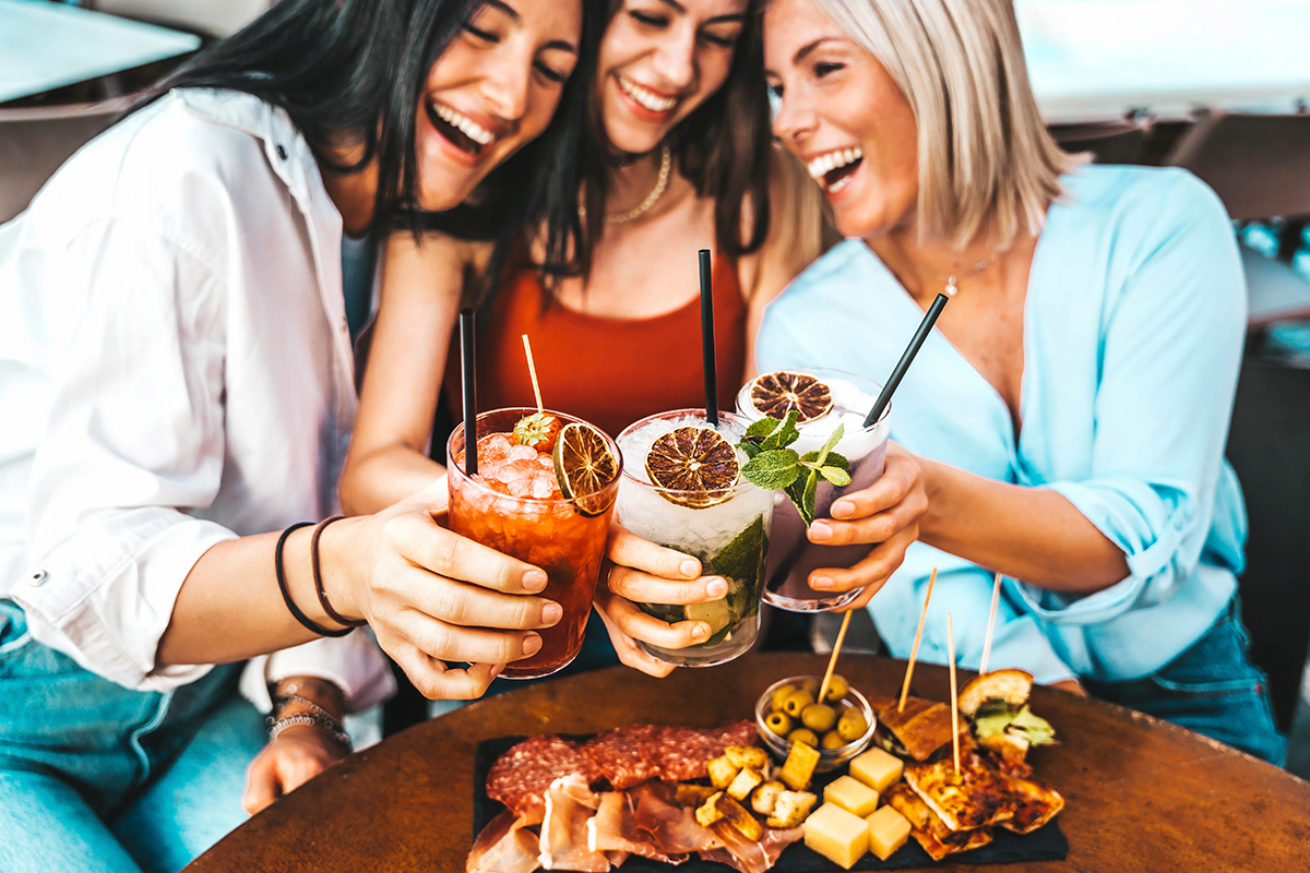 2 cocktails + borrelplank bij Café Barrels in Hoorn