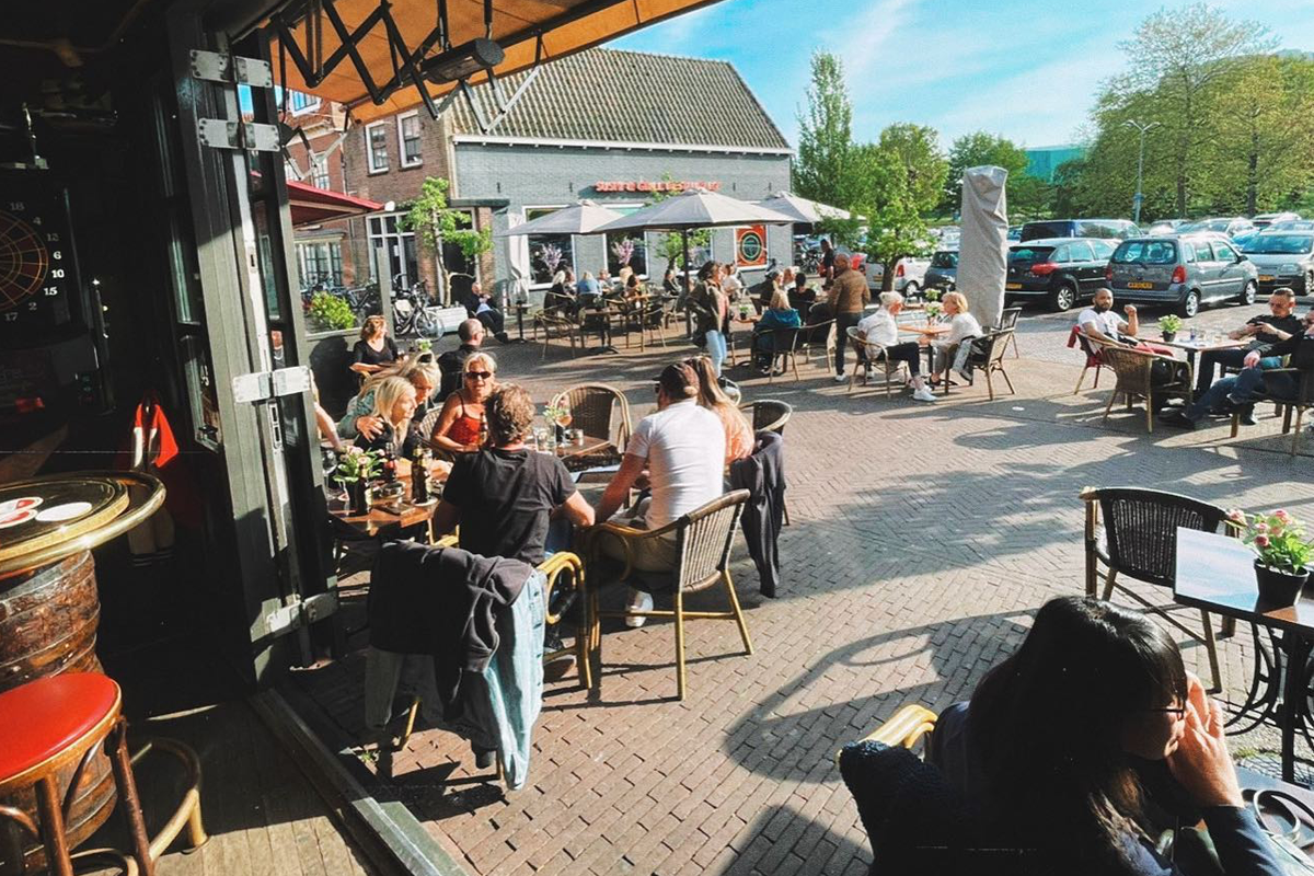 2 cocktails + borrelplank bij Café Barrels in Hoorn