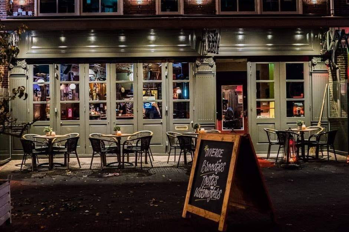 2 cocktails + borrelplank bij Café Barrels in Hoorn