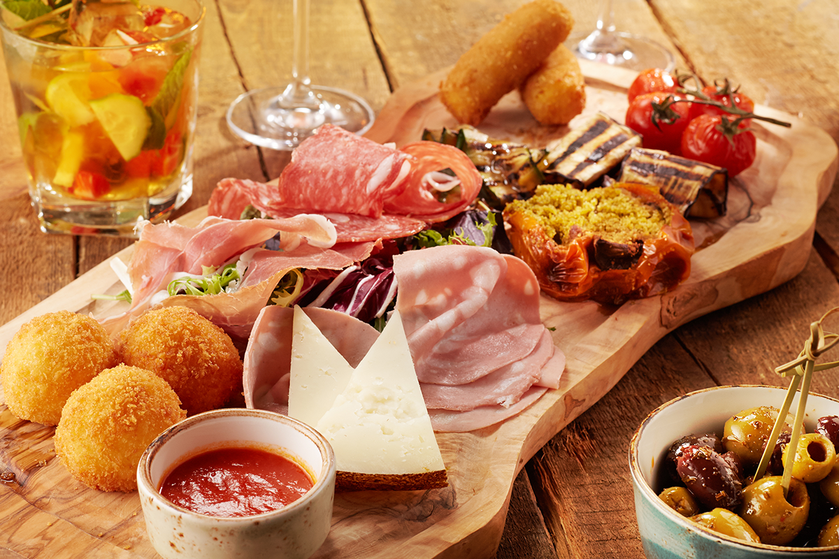 2 cocktails + borrelplank bij Café Barrels in Hoorn