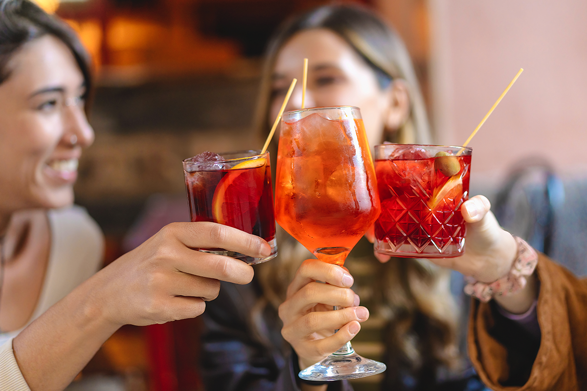 2 cocktails + bittergarnituur of el rancho bij Café Aad de Wolf