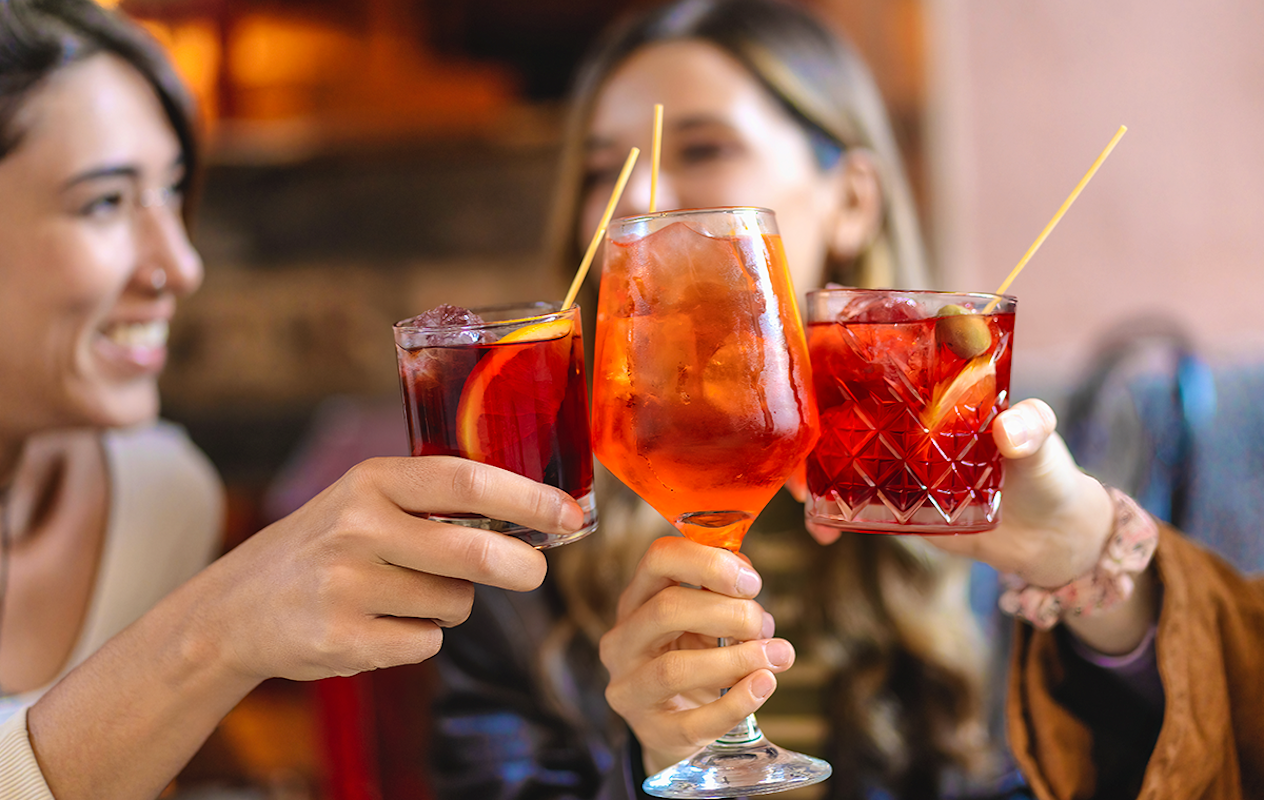 2 cocktails + bittergarnituur of el rancho bij Café Aad de Wolf