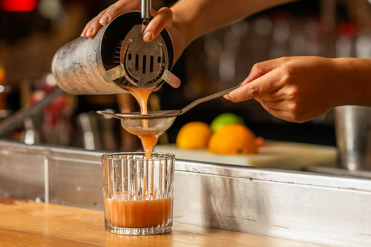 2 cocktails naar keuze + tortilla met dip bij ROSEY'S